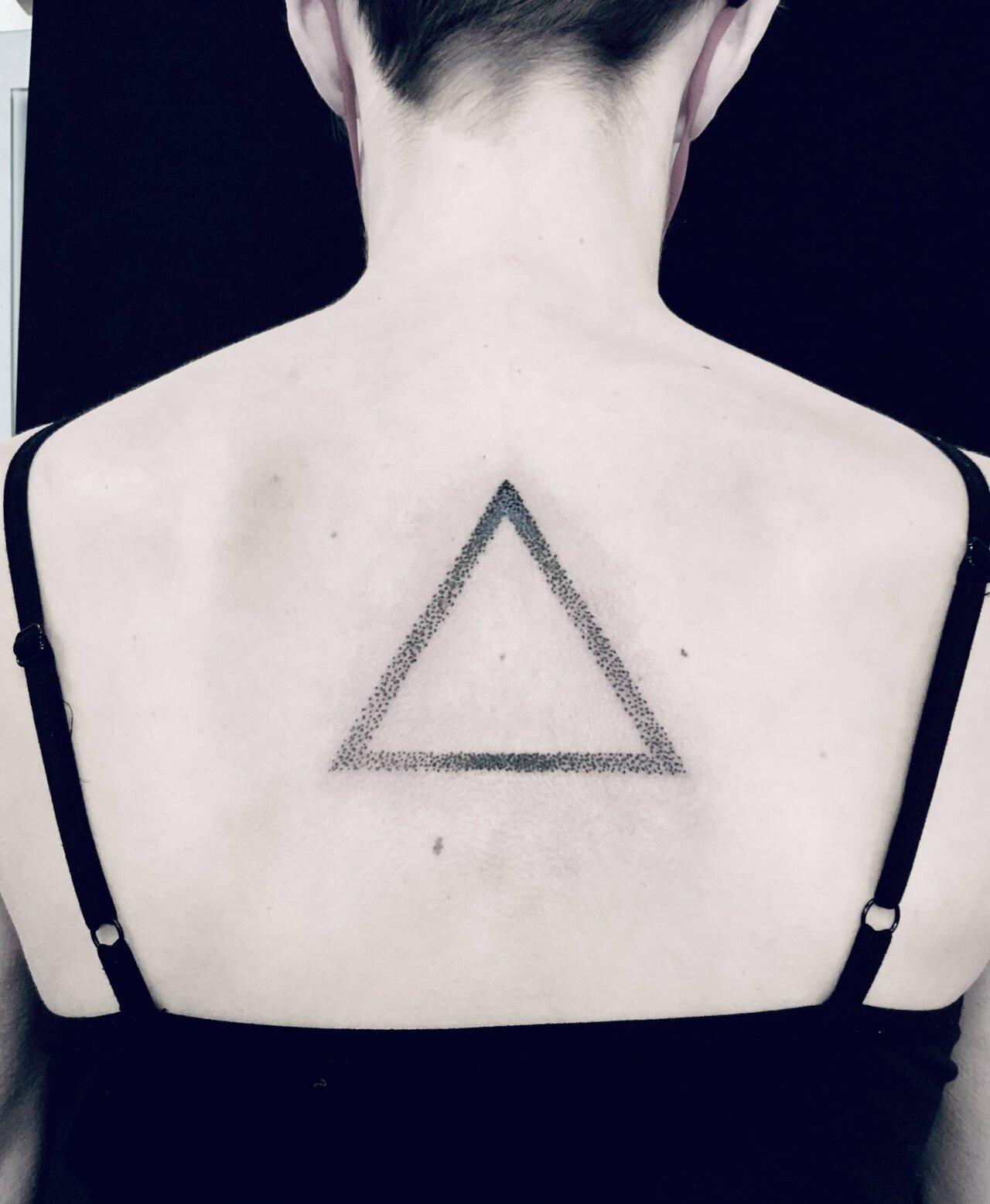 tattoo foto, Bild einer Tätowierung, tattoo picture, von spiralcloudtattoo studio freiburg, triangle, triangletattoo, geomteric, dotwork, Dreieck, blackwork,.