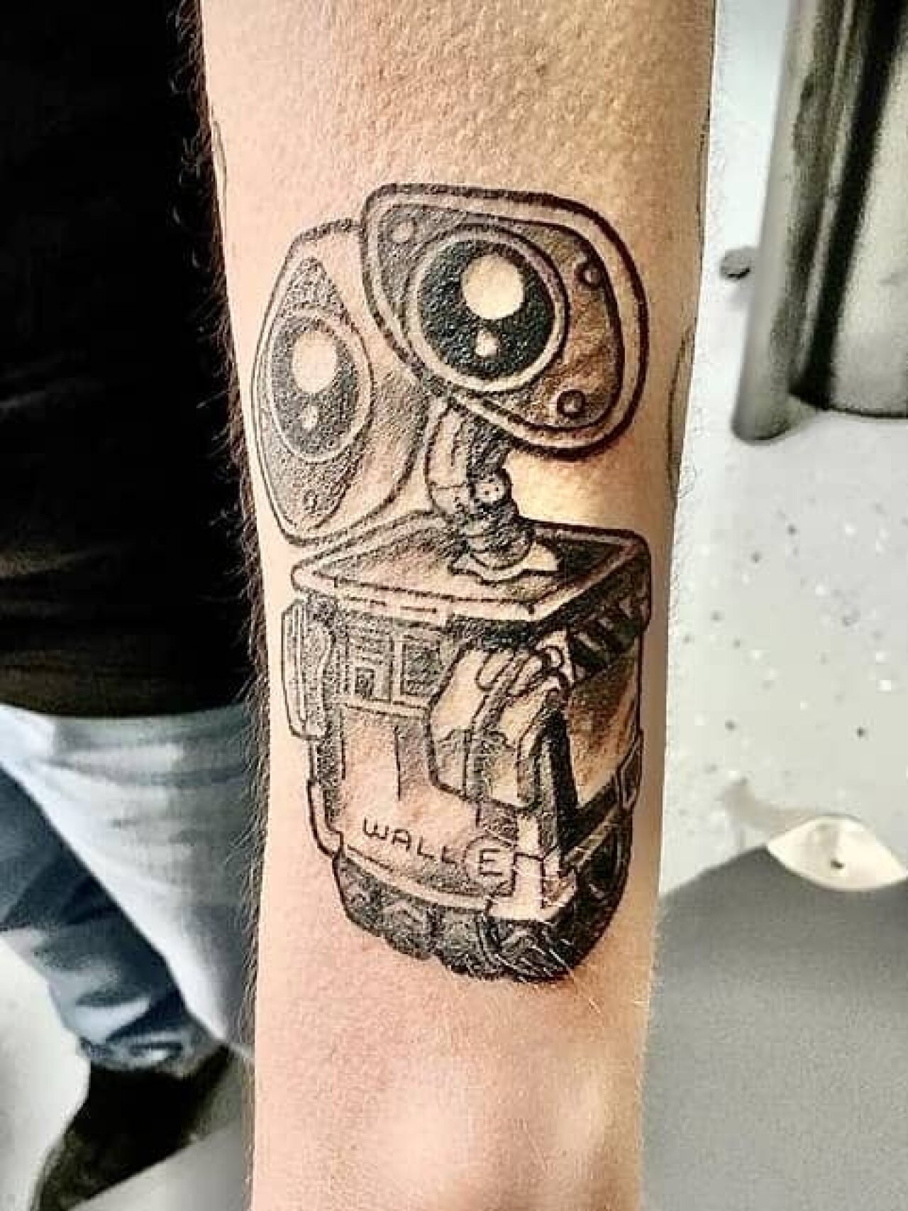 tattoo foto, Bild einer Tätowierung, tattoo picture, von spiralcloudtattoo studio freiburg, Roboter, robot, arm, black, grey, wall-e, disney, film.