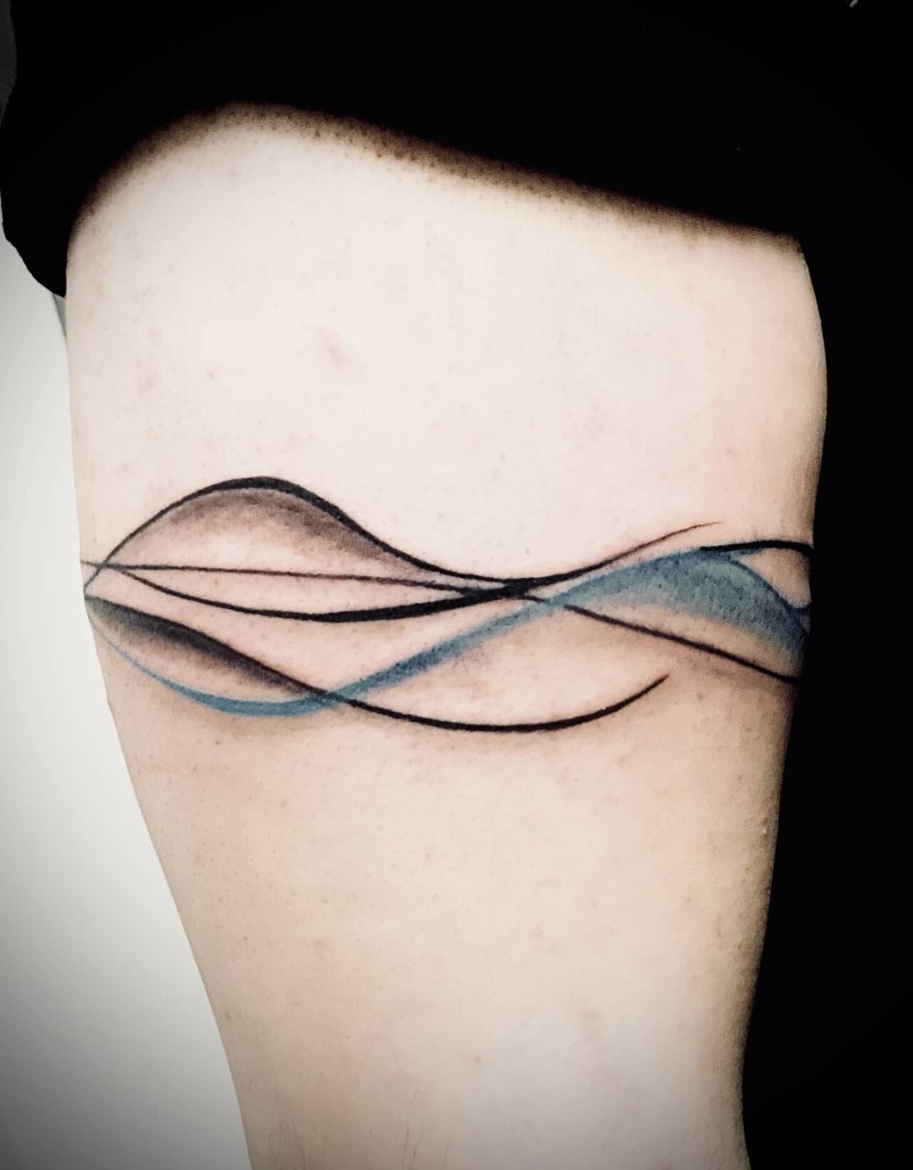 tattoo foto, Bild einer Tätowierung, tattoo picture, von spiralcloudtattoo studio freiburg, abstract, line, linetattoo, art, wave, arm, armtattoo, color, ink.