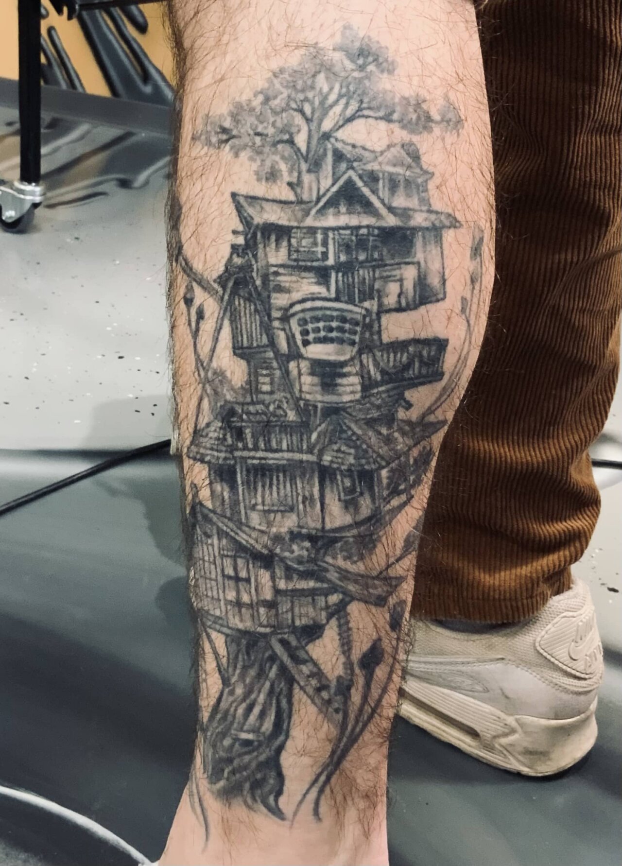 tattoo foto, Bild einer Tätowierung, tattoo picture, von spiralcloudtattoo studio freiburg, ink, art, color, Baumhaus, treehouse, calf,.