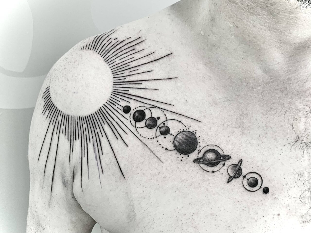 tattoo foto, Bild einer Tätowierung, tattoo picture, von spiralcloudtattoo studio freiburg, ink, art, color, black, grey, sun, planets, universe, rays,.