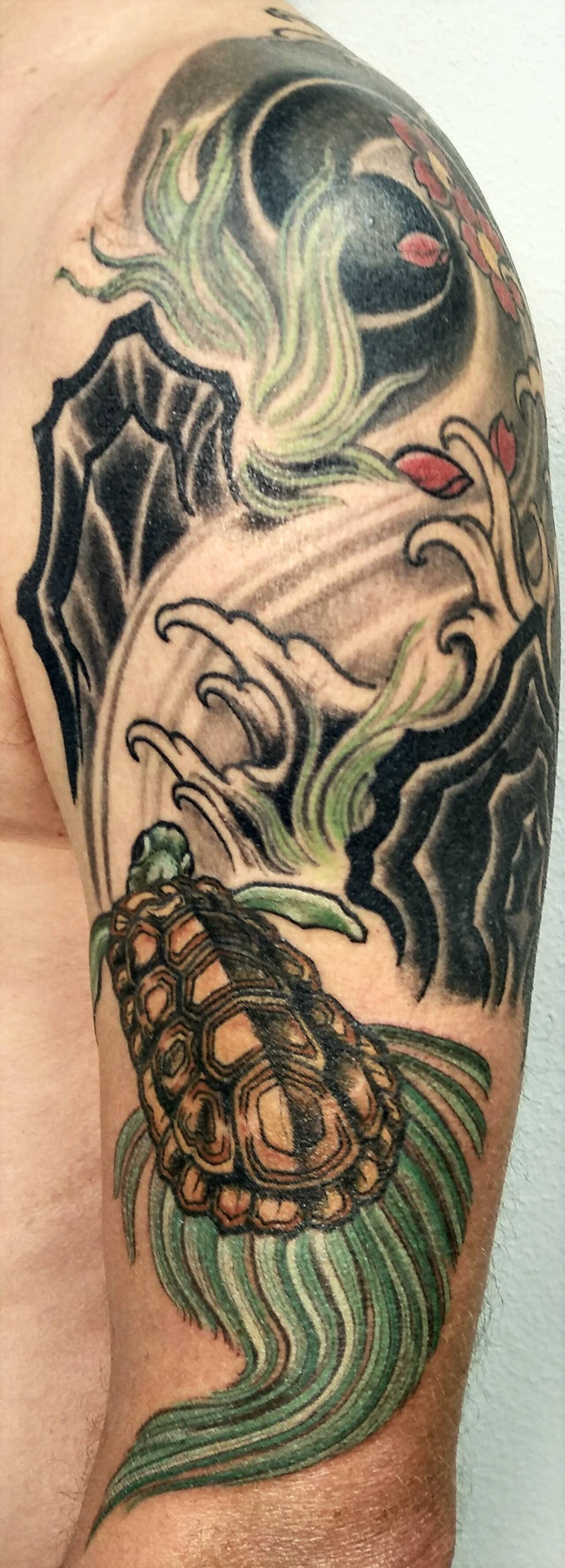 tattoo foto, Bild einer Tätowierung, tattoo picture, von spiralcloudtattoo studio freiburg, ink, art, color, turtle, Schildkröte, waves, asia, japanese, style, cherry, blossoms.