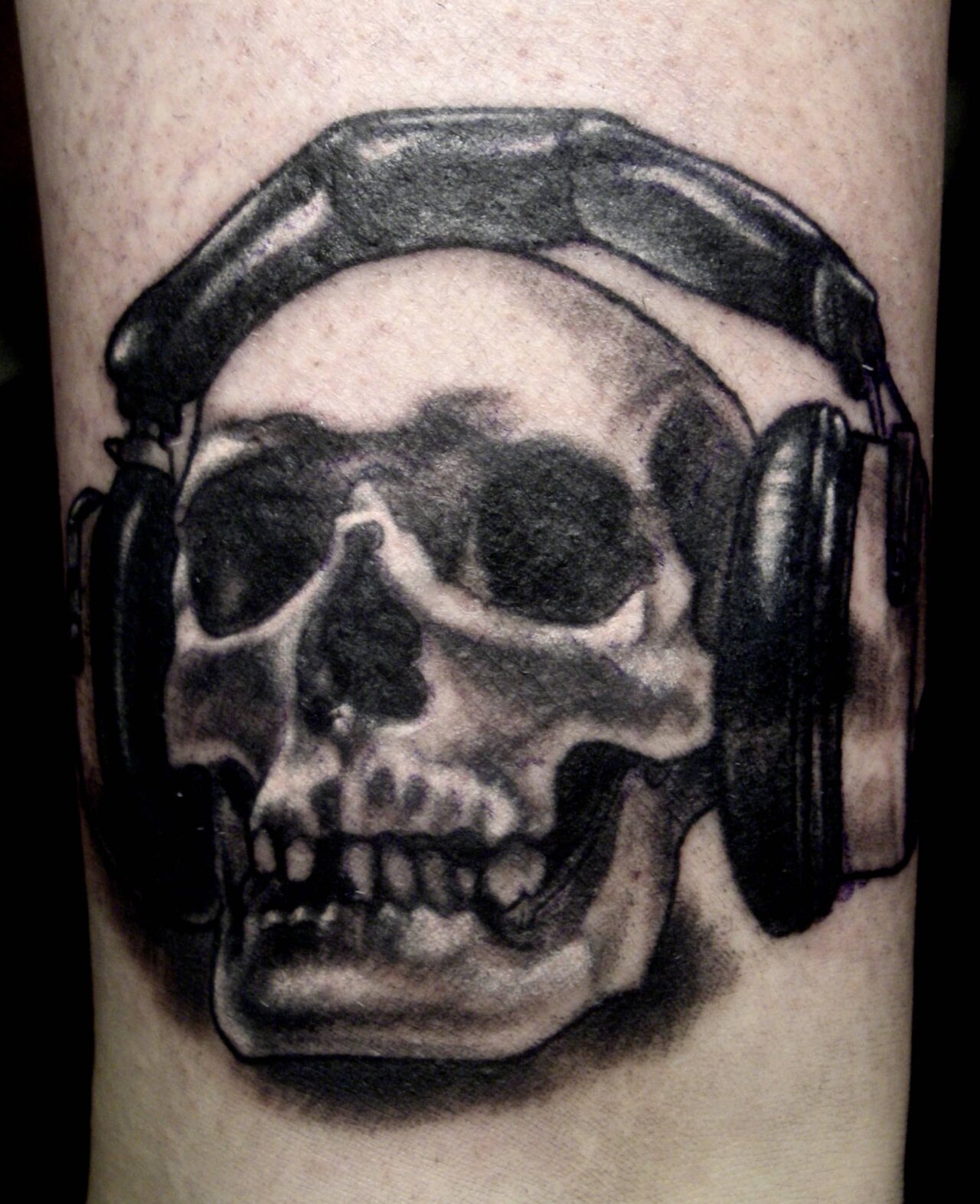 tattoo foto, Bild einer Tätowierung, tattoo picture, von spiralcloudtattoo studio freiburg, ink, art, color, black, grey, skull, Schädel, Kopfhörer, earphones.