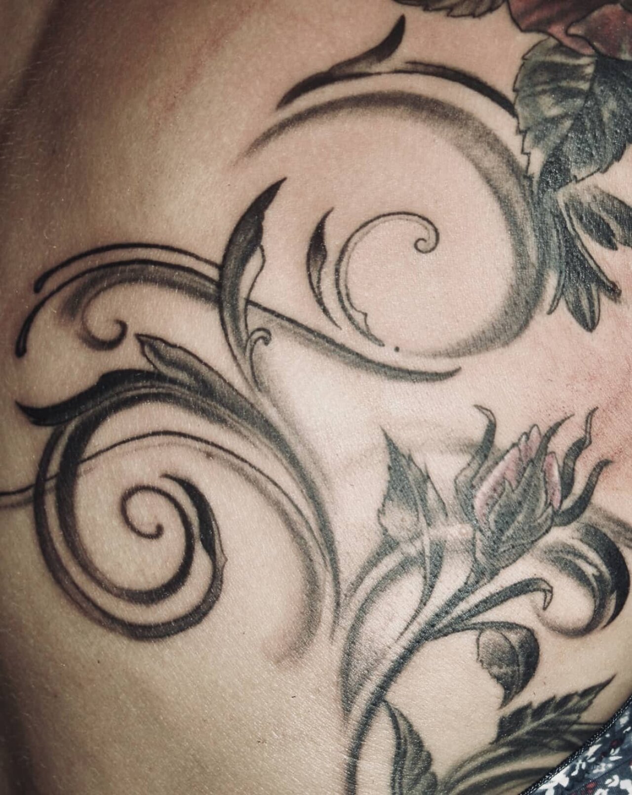 tattoo foto, Bild einer Tätowierung, tattoo picture, von spiralcloudtattoo studio freiburg, ink, art, color, black, grey, rose, ornament, floral, jugendstil, deco.