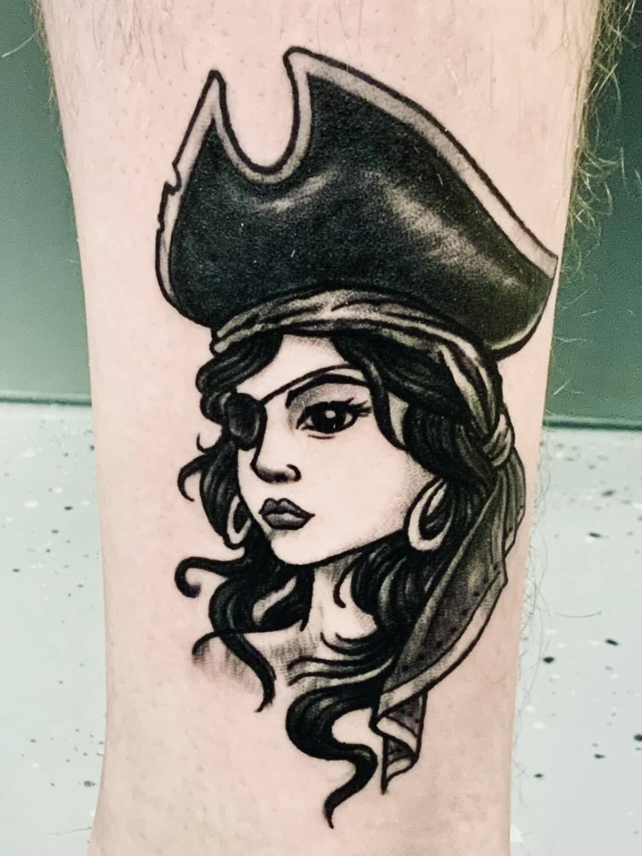 tattoo foto, Bild einer Tätowierung, tattoo picture, von spiralcloudtattoo studio freiburg, ink, art, color, black, grey, traditional, female, pirate, woman, Piratin.