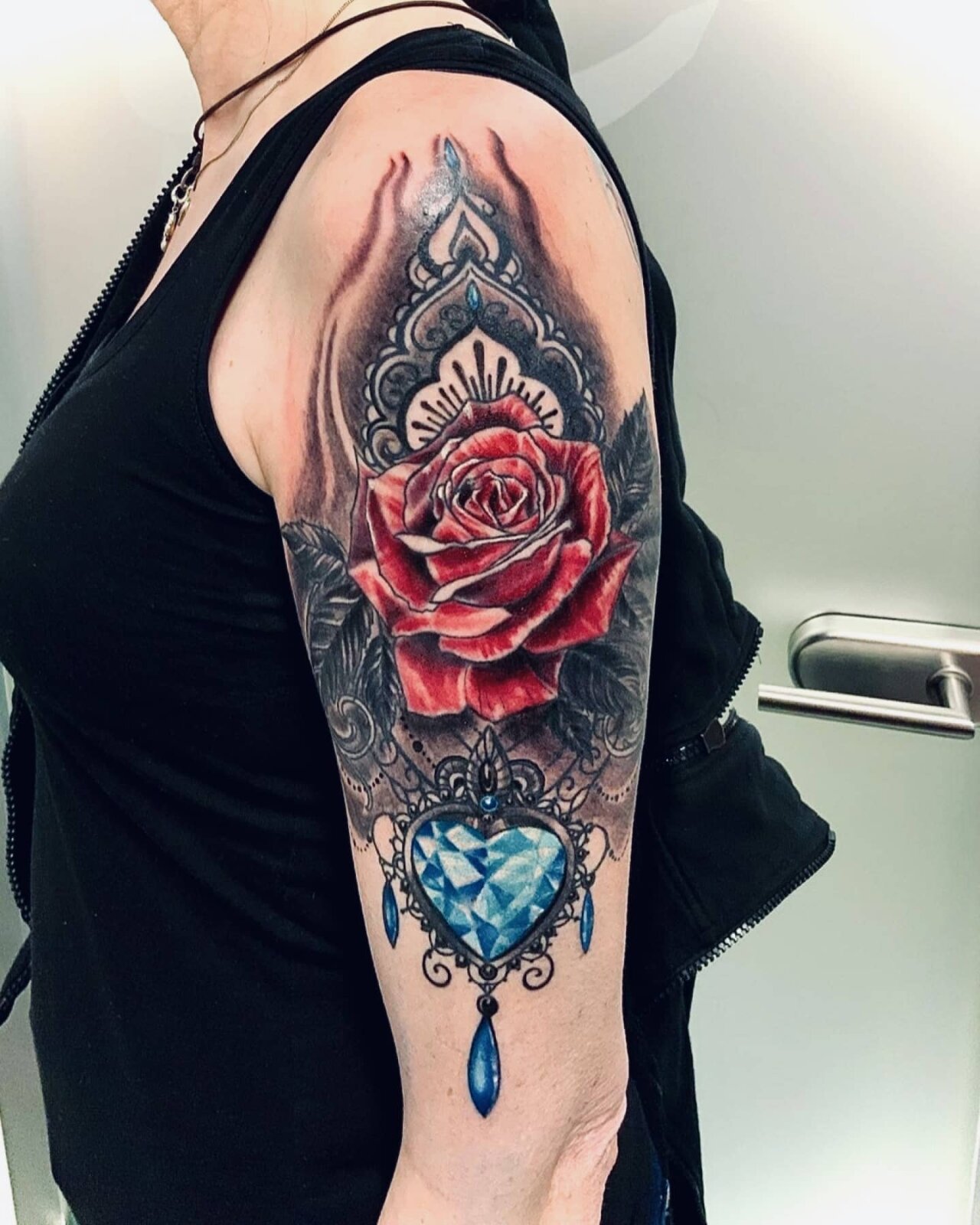 tattoo foto, Bild einer Tätowierung, tattoo picture, von spiralcloudtattoo studio freiburg, ink, art, color, Rose, ornament, neckless, jewel, gemstone, blue, red, arm, paisly.