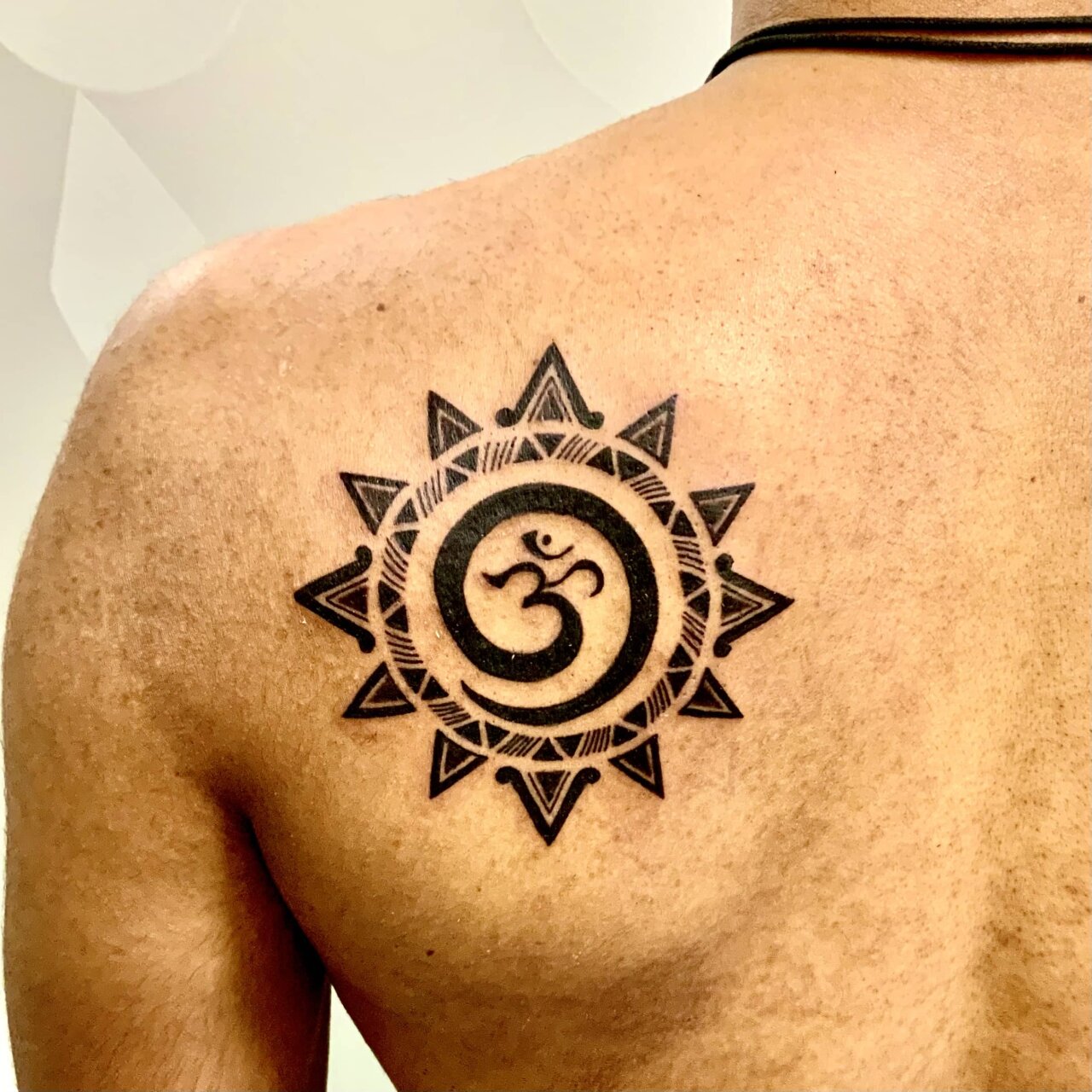 tattoo foto, Bild einer Tätowierung, tattoo picture, von spiralcloudtattoo studio freiburg, ink, art, color, blackwork, om, symbol, ethno, ornament, sun.