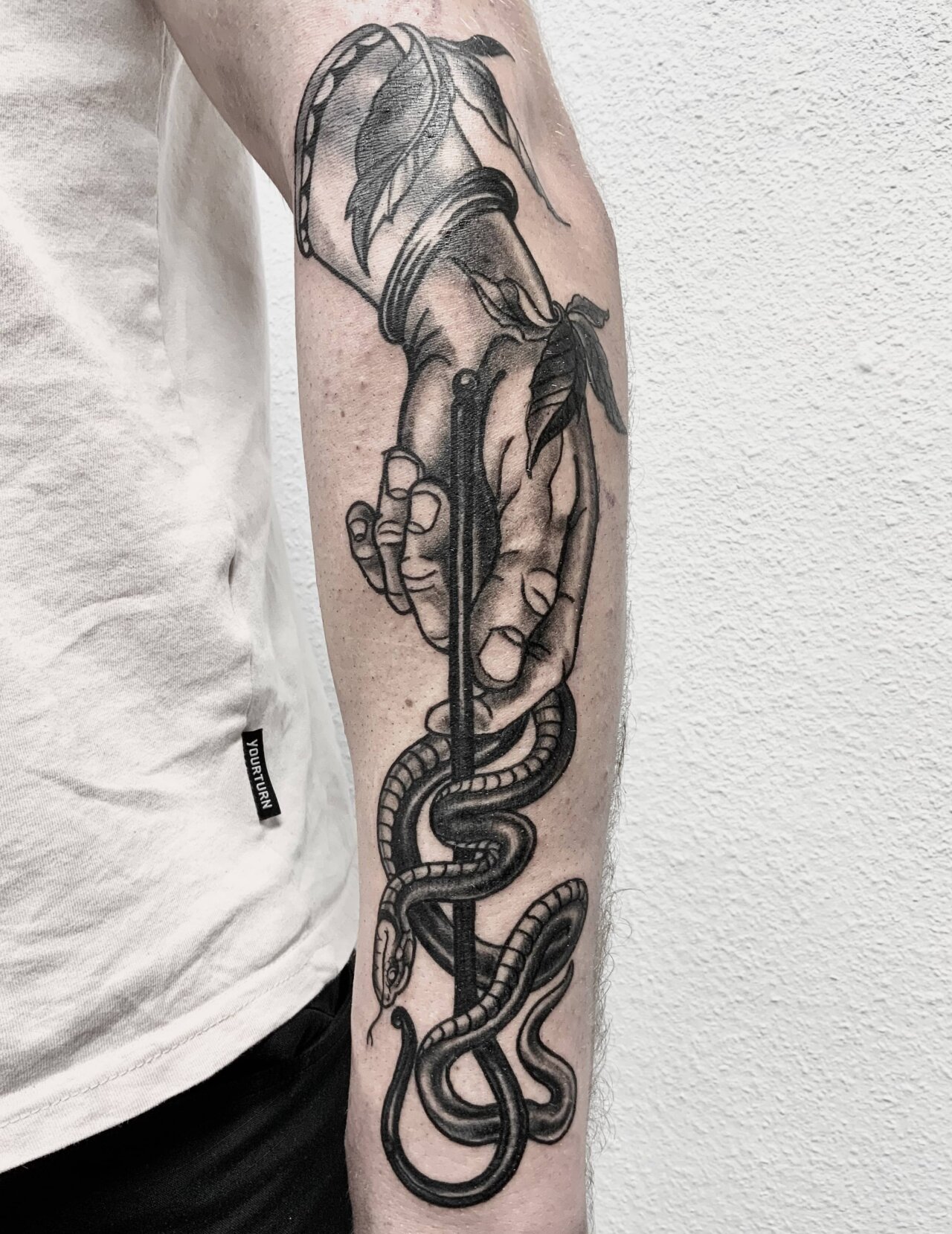 tattoo foto, Bild einer Tätowierung, tattoo picture, von spiralcloudtattoo studio freiburg, ink, art, color, rod of aesculapius, Äskulap, Stab, Schlange, Unterarm, forearm.