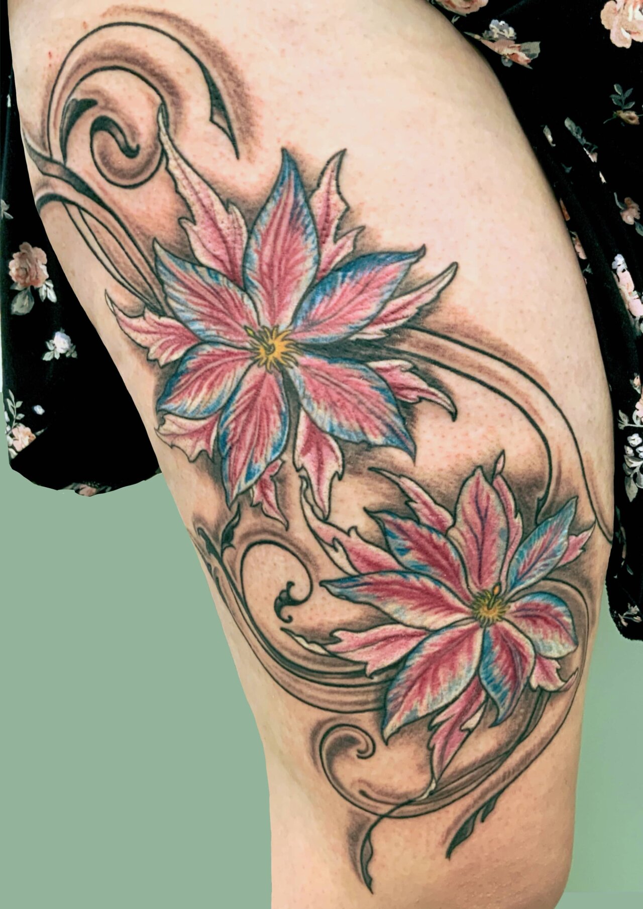 tattoo foto, Bild einer Tätowierung, tattoo picture, von spiralcloudtattoo studio freiburg, ink, art, color, blossom, Blüte, Schnörkel, ornament, floral, bunt, Oberschenkel.