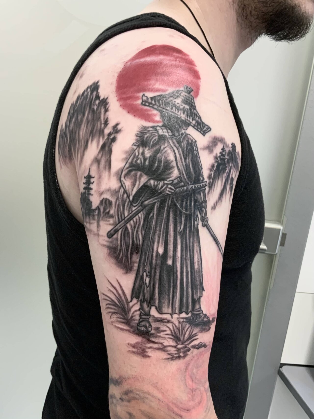 tattoo foto, Bild einer Tätowierung, tattoo picture, von spiralcloudtattoo studio freiburg, ink, art, color, black, grey, red, sun, ronin, samurai, asia, japanese, landscape.