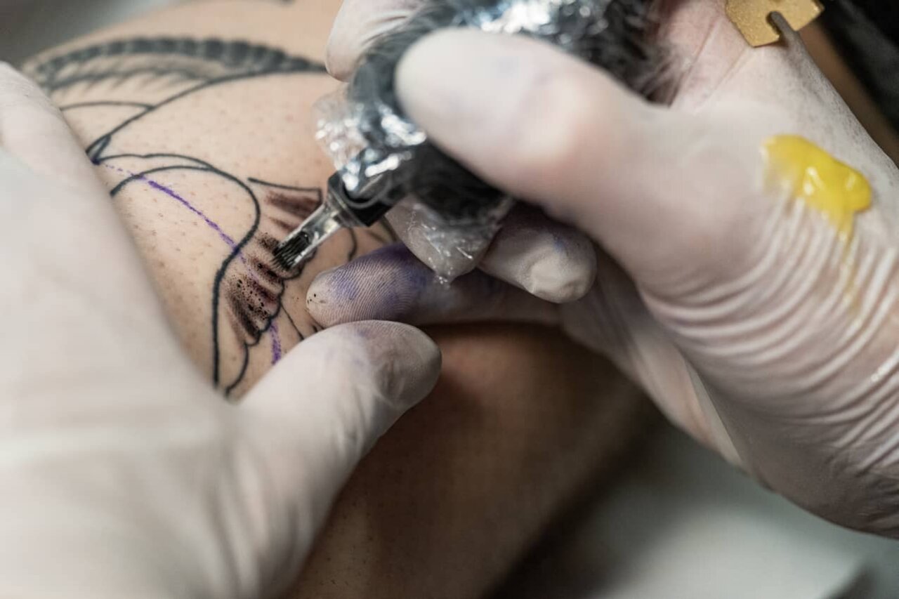 Schattieren mit Magnum tattoo needle, Tätowiernadel, Shading, Nahaufnahme,.